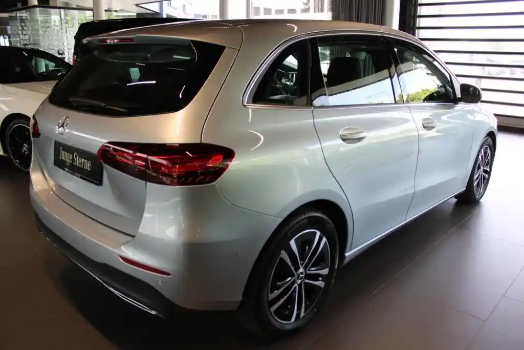 Mercedes-Benz B 180