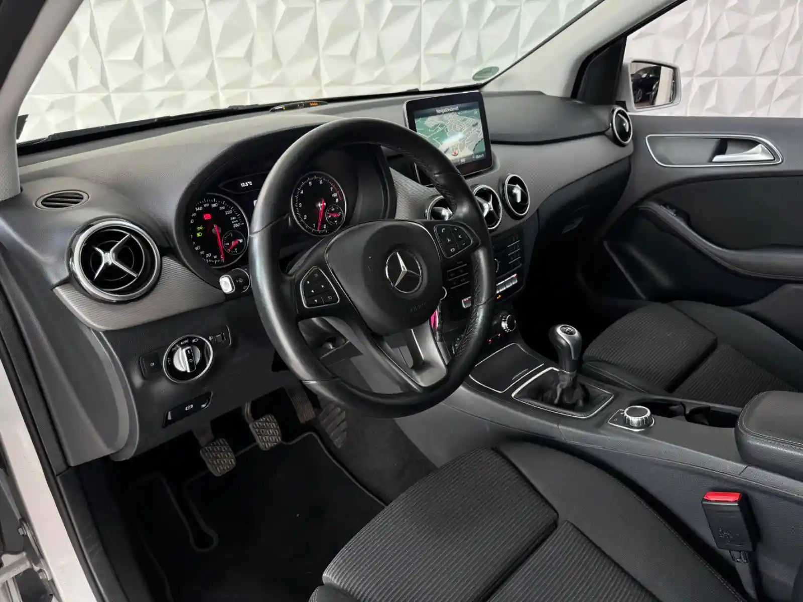 Mercedes-Benz B 180