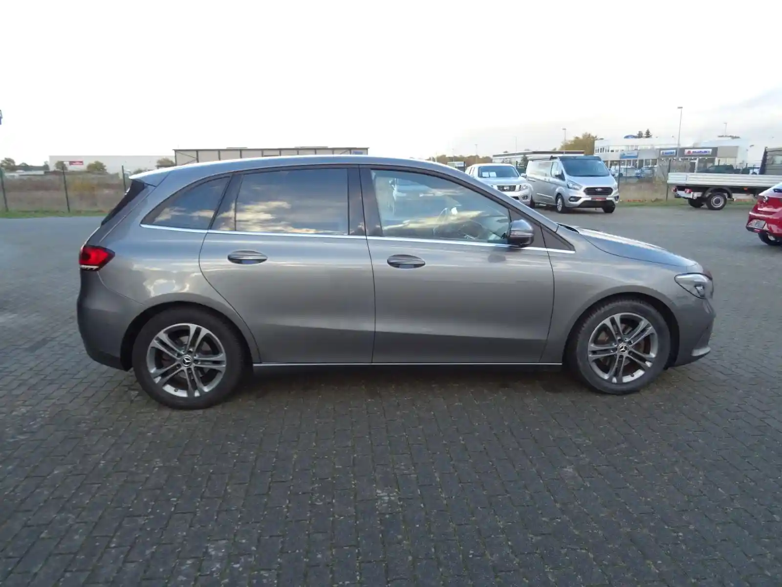 Mercedes-Benz B 180