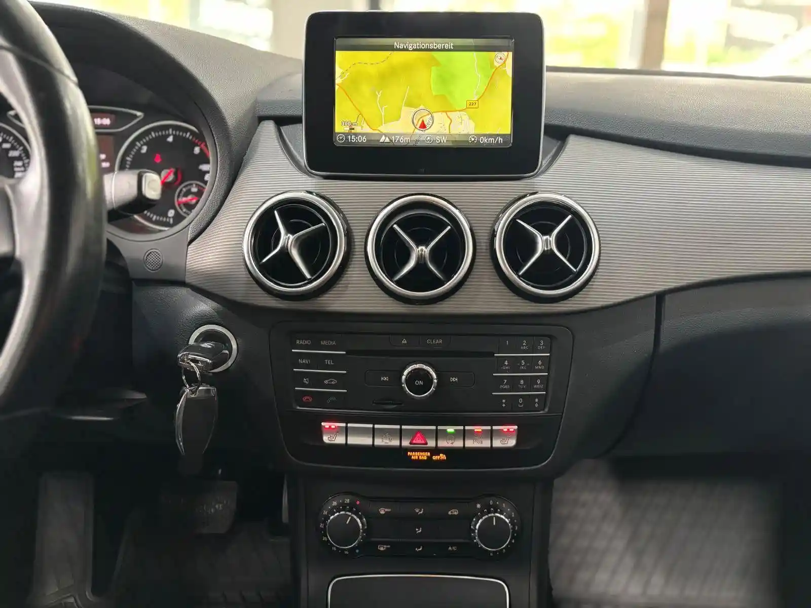 Mercedes-Benz B 180
