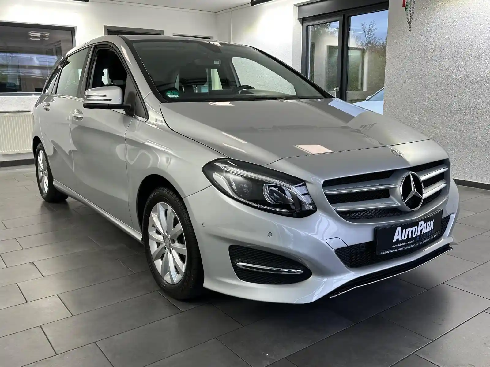 Mercedes-Benz B 180