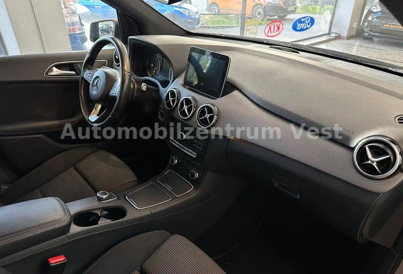 Mercedes-Benz B 180