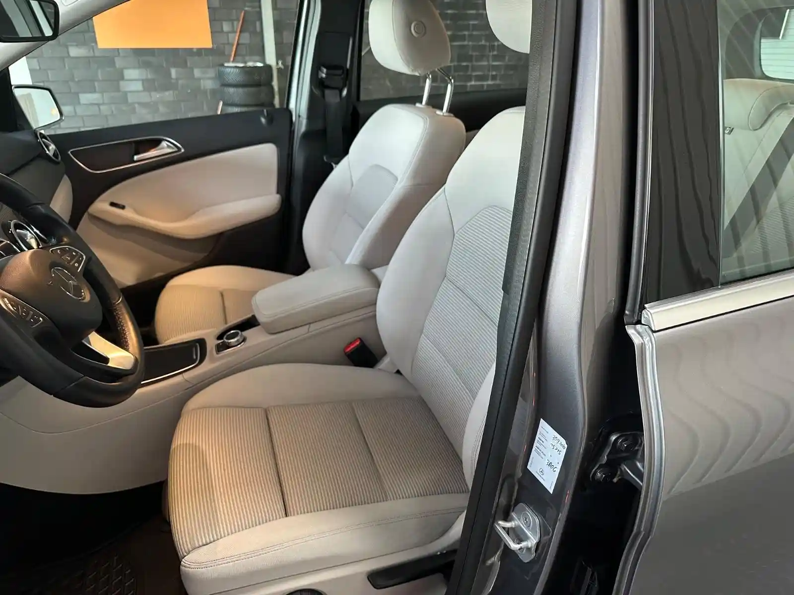 Mercedes-Benz B 180