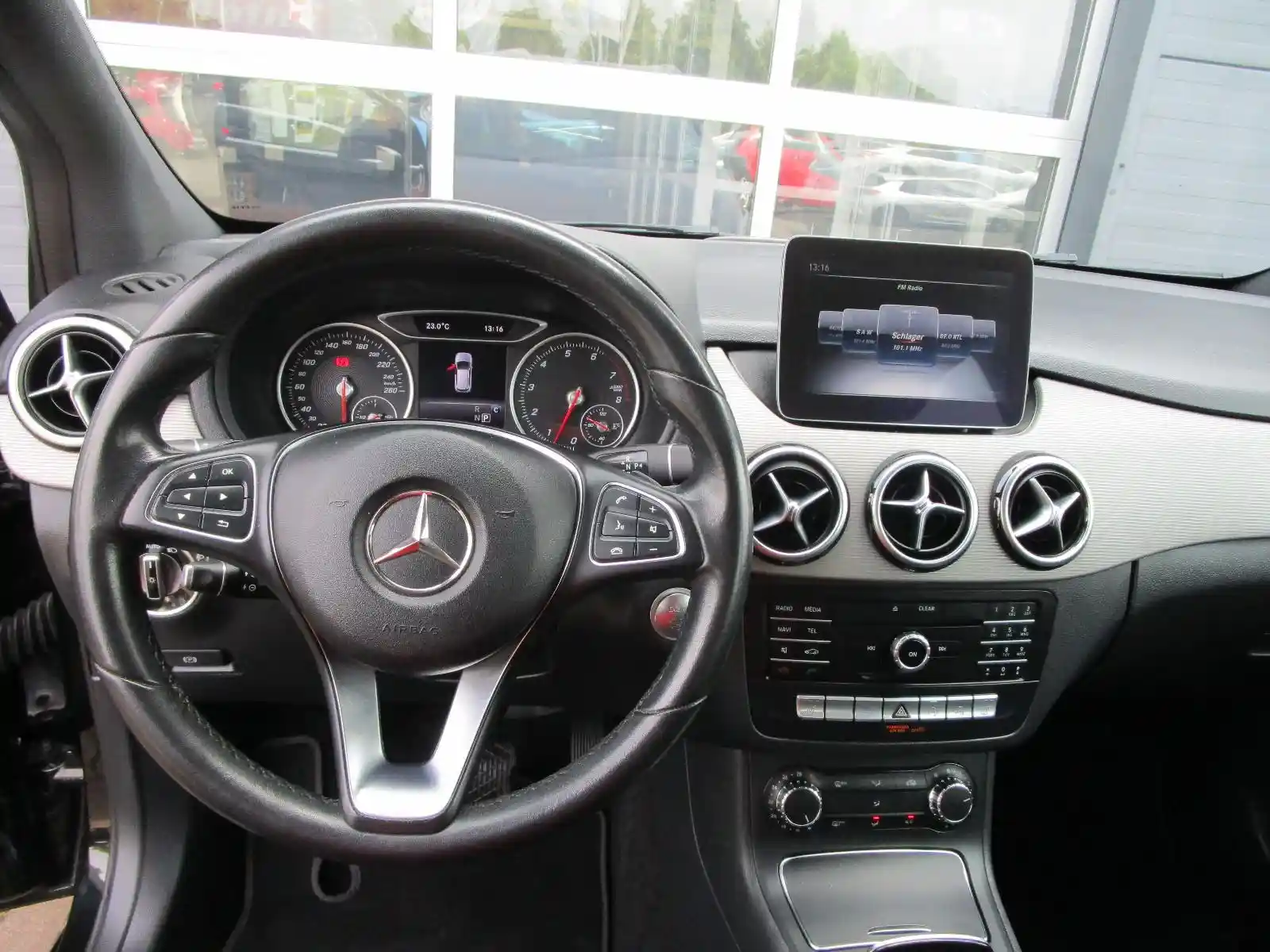 Mercedes-Benz B 180