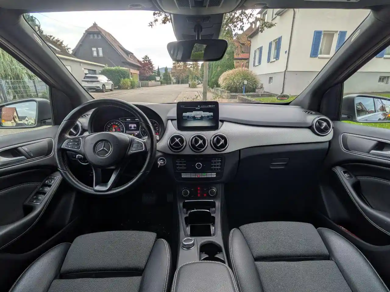 Mercedes-Benz B 180