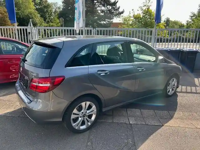 Mercedes-Benz B 220