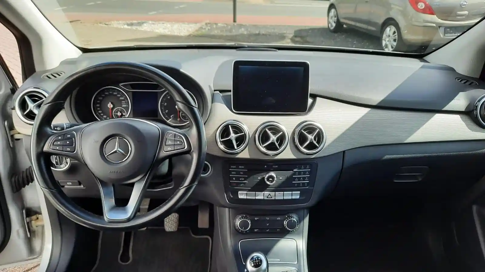 Mercedes-Benz B 180