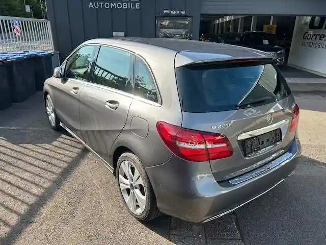Mercedes-Benz B 220