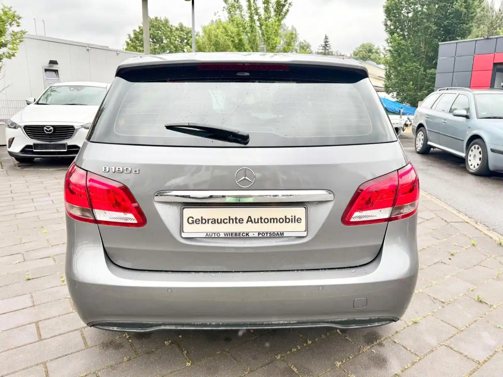Mercedes-Benz B 180