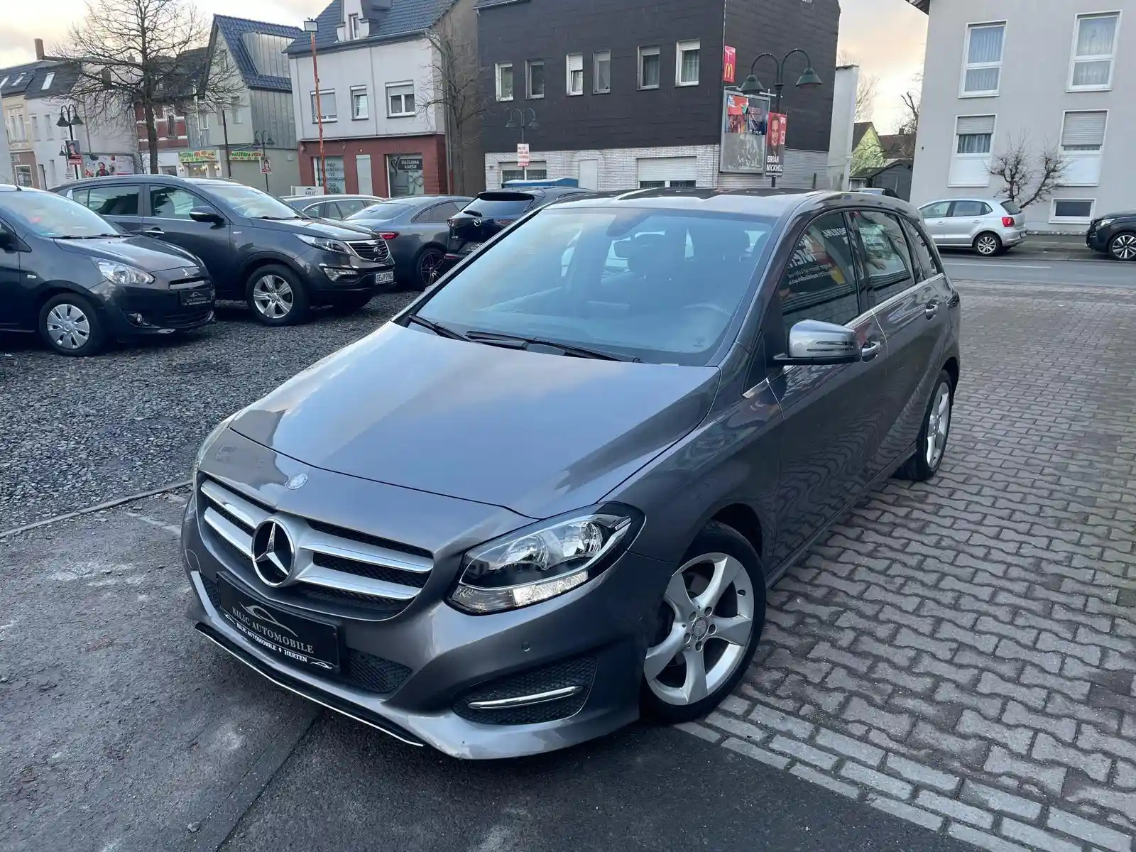 Mercedes-Benz B 180
