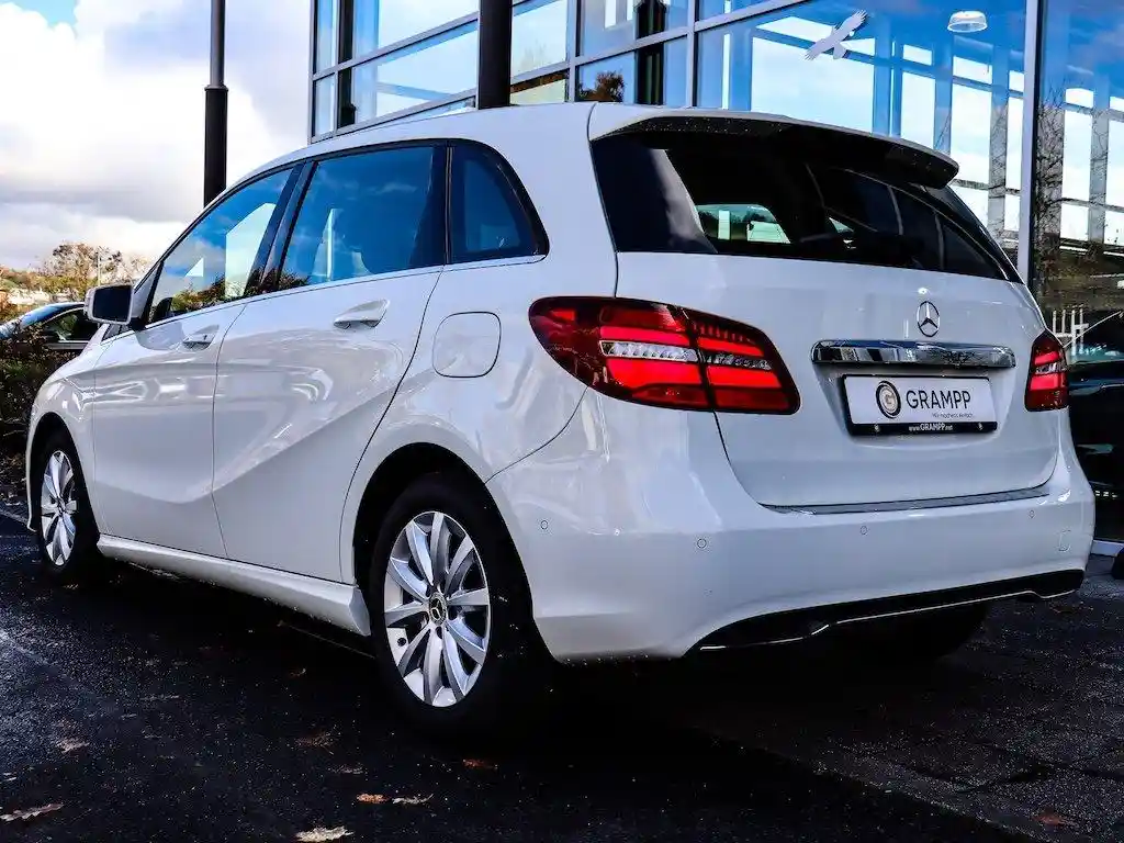 Mercedes-Benz B 180