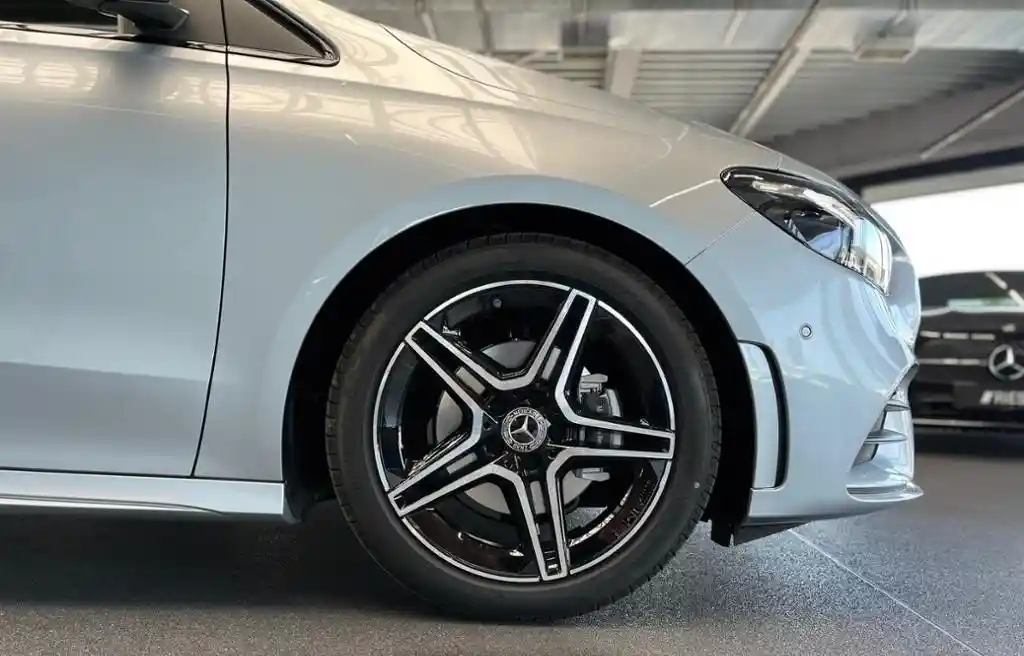 Mercedes-Benz B 180