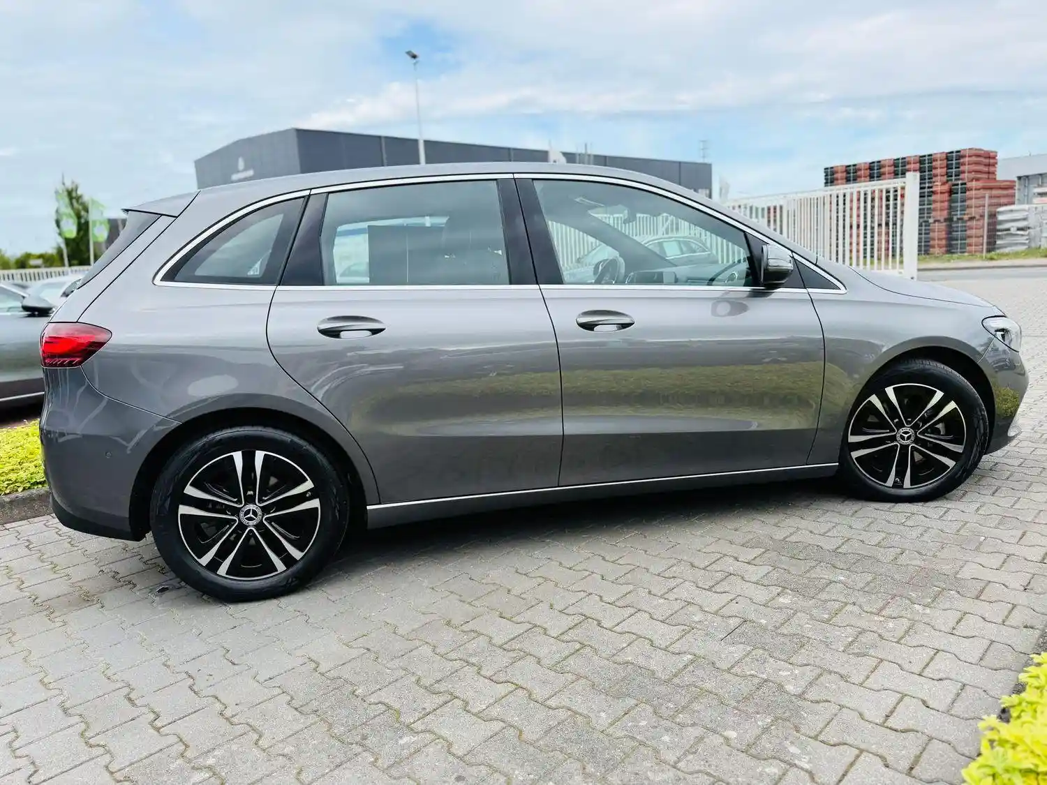 Mercedes-Benz B 180