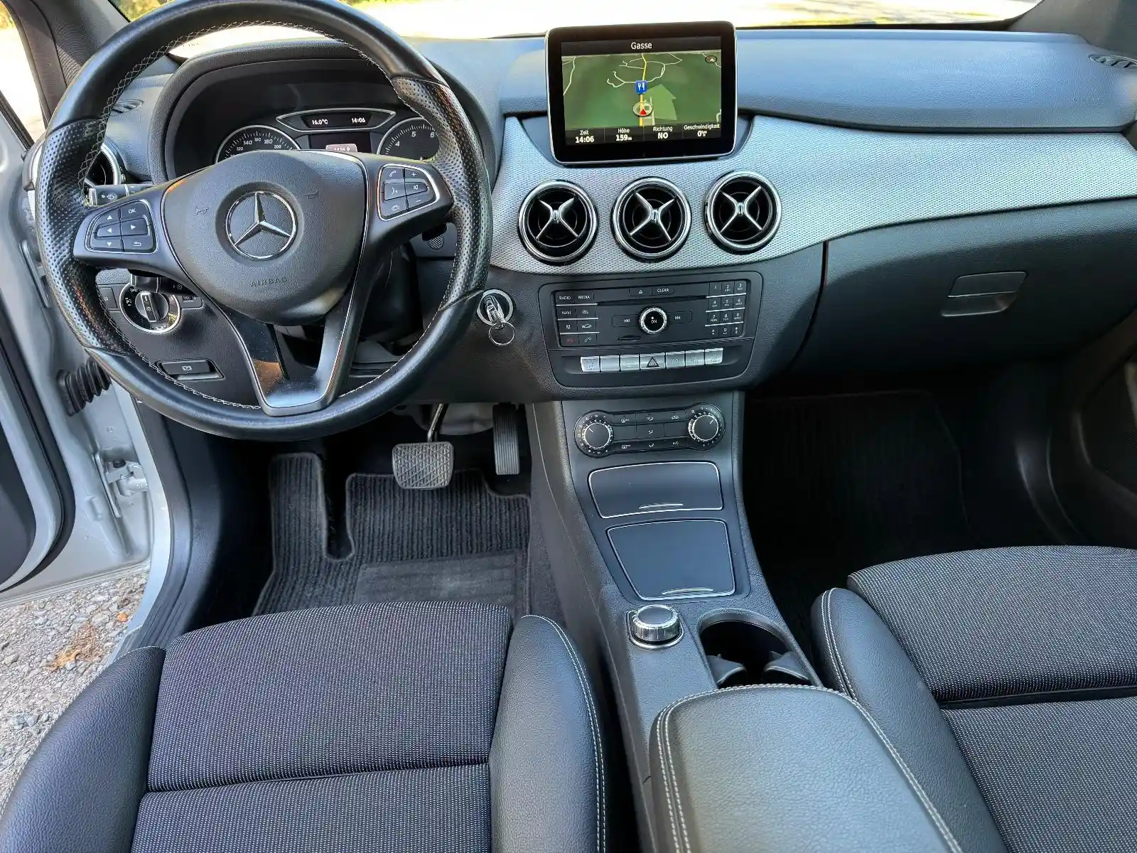 Mercedes-Benz B 180