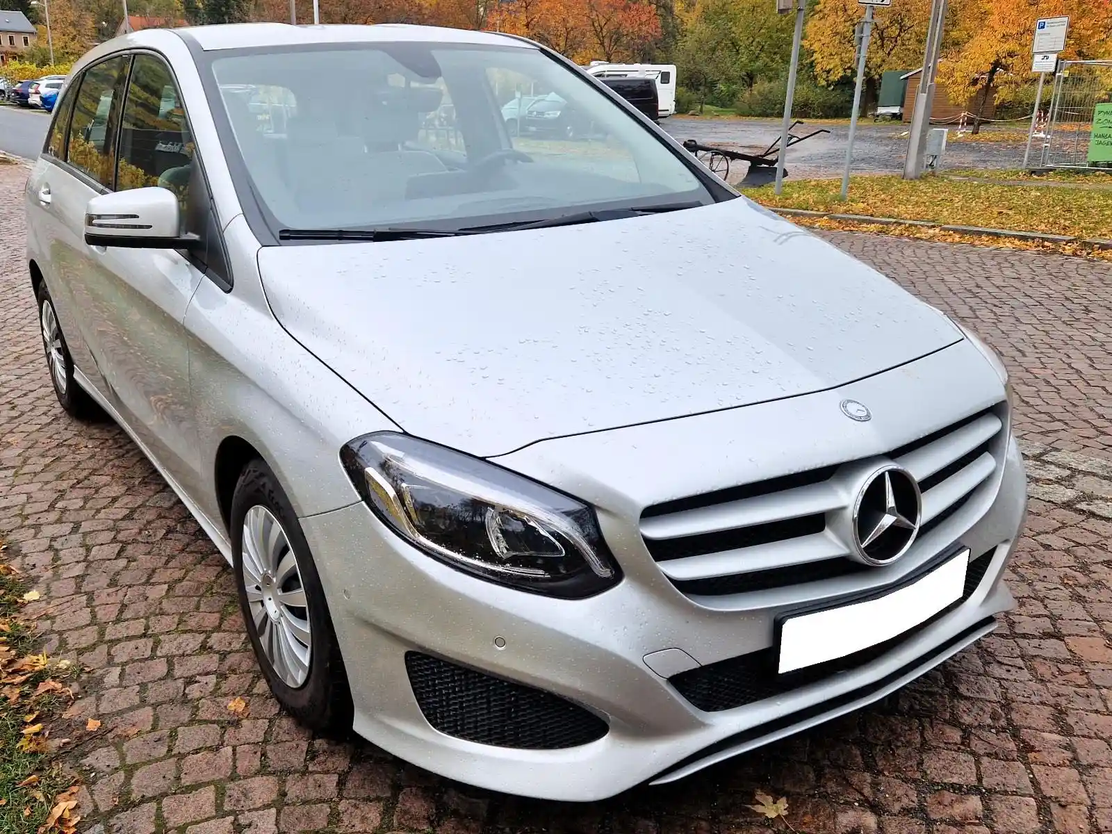 Mercedes-Benz B 180