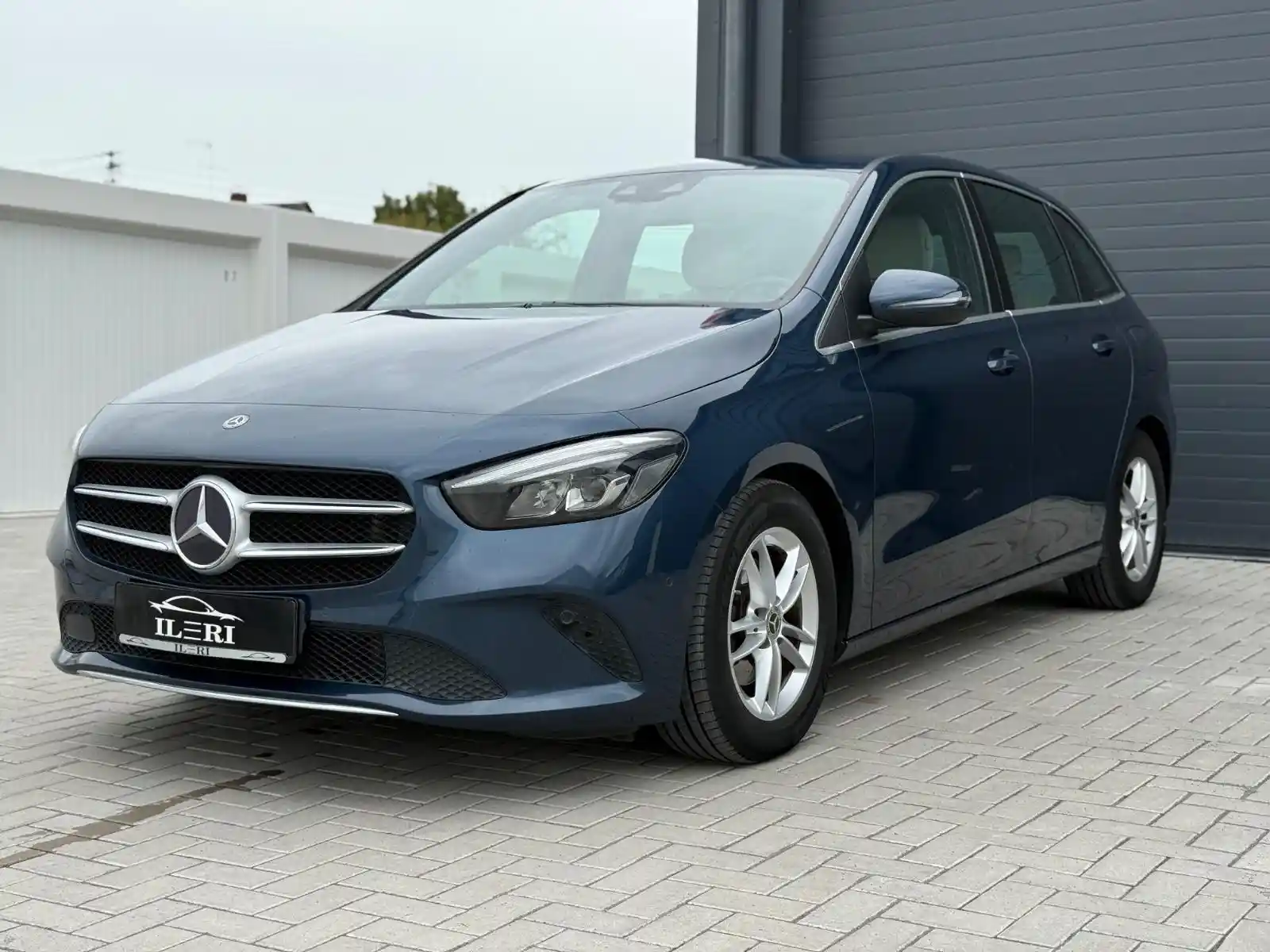 Mercedes-Benz B 180