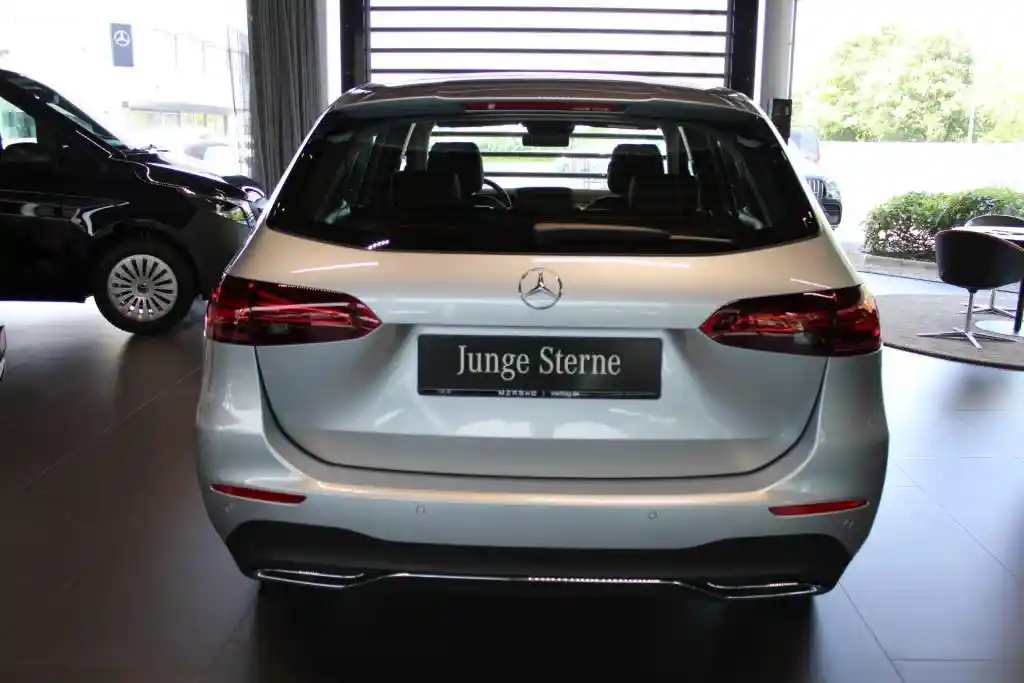 Mercedes-Benz B 180
