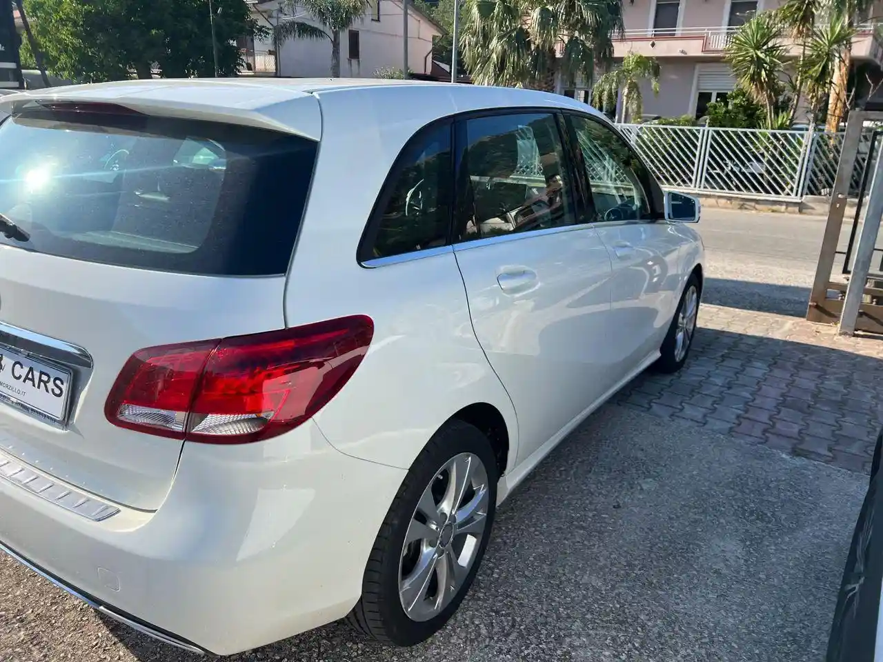 Mercedes-Benz B 180