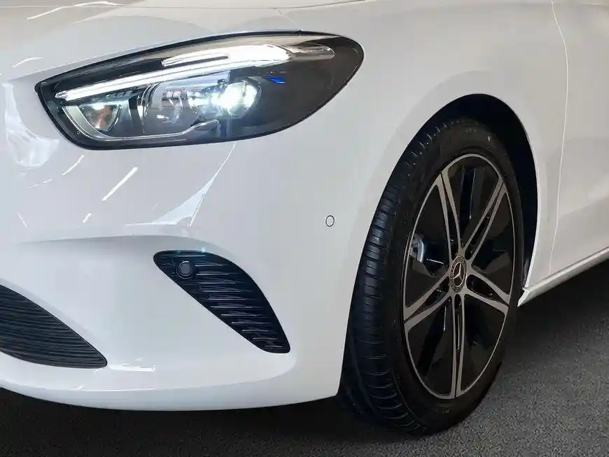 Mercedes-Benz B 180