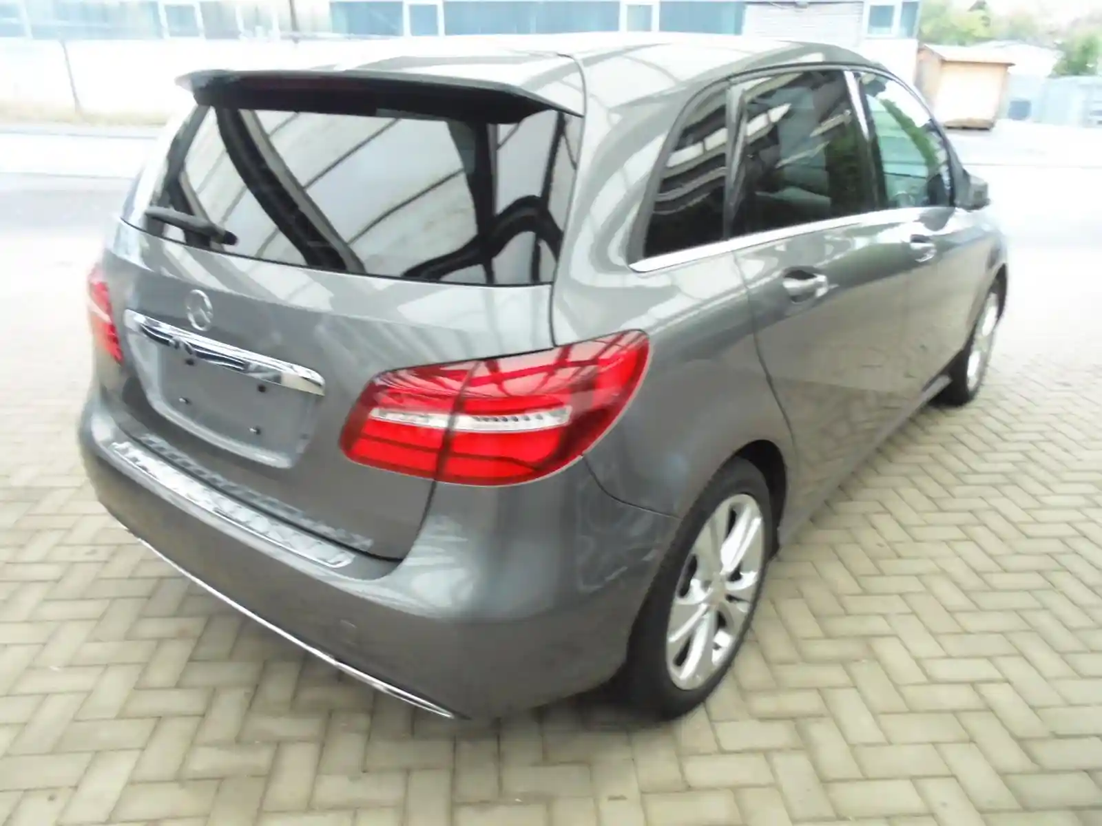 Mercedes-Benz B 180
