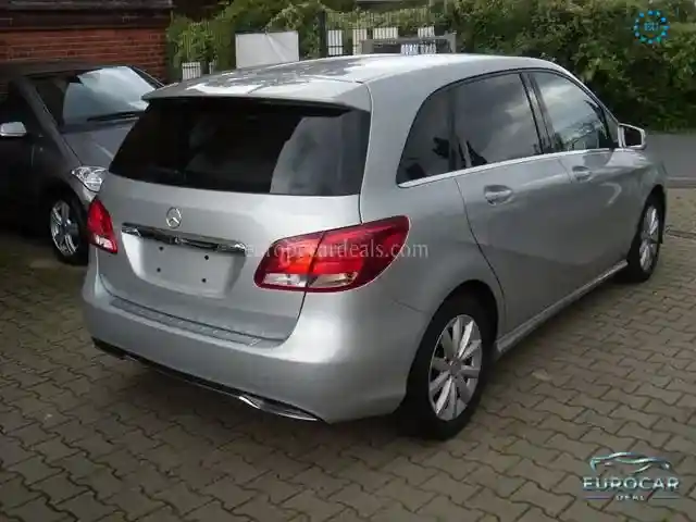 Mercedes-Benz B 180