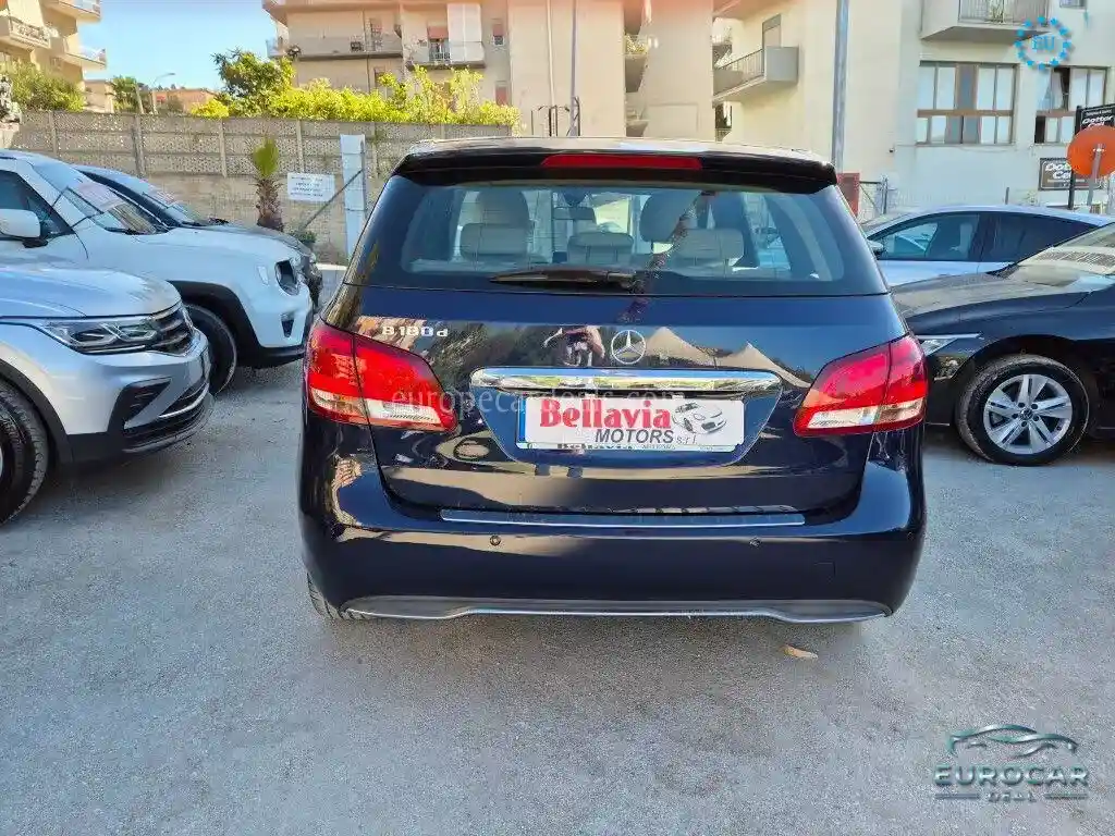 Mercedes-Benz B 180