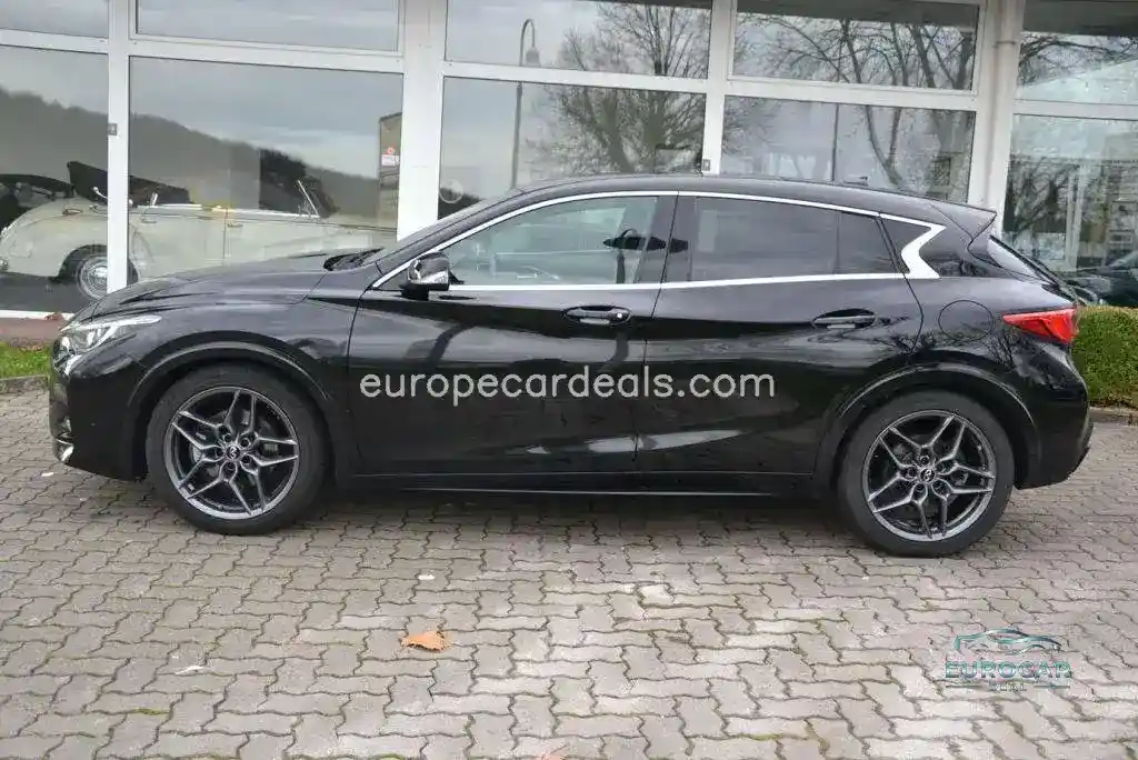 Infiniti Q30