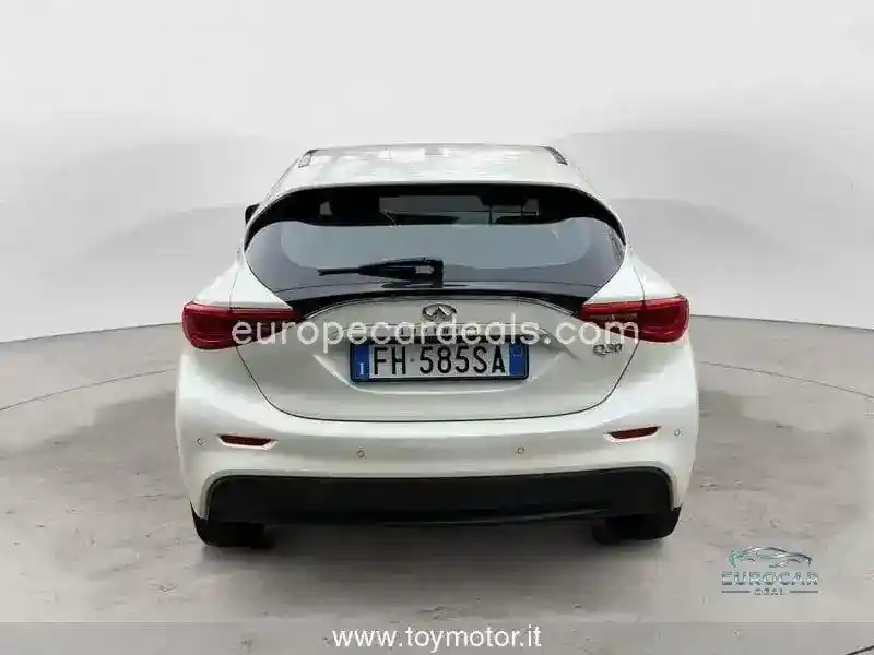 Infiniti Q30