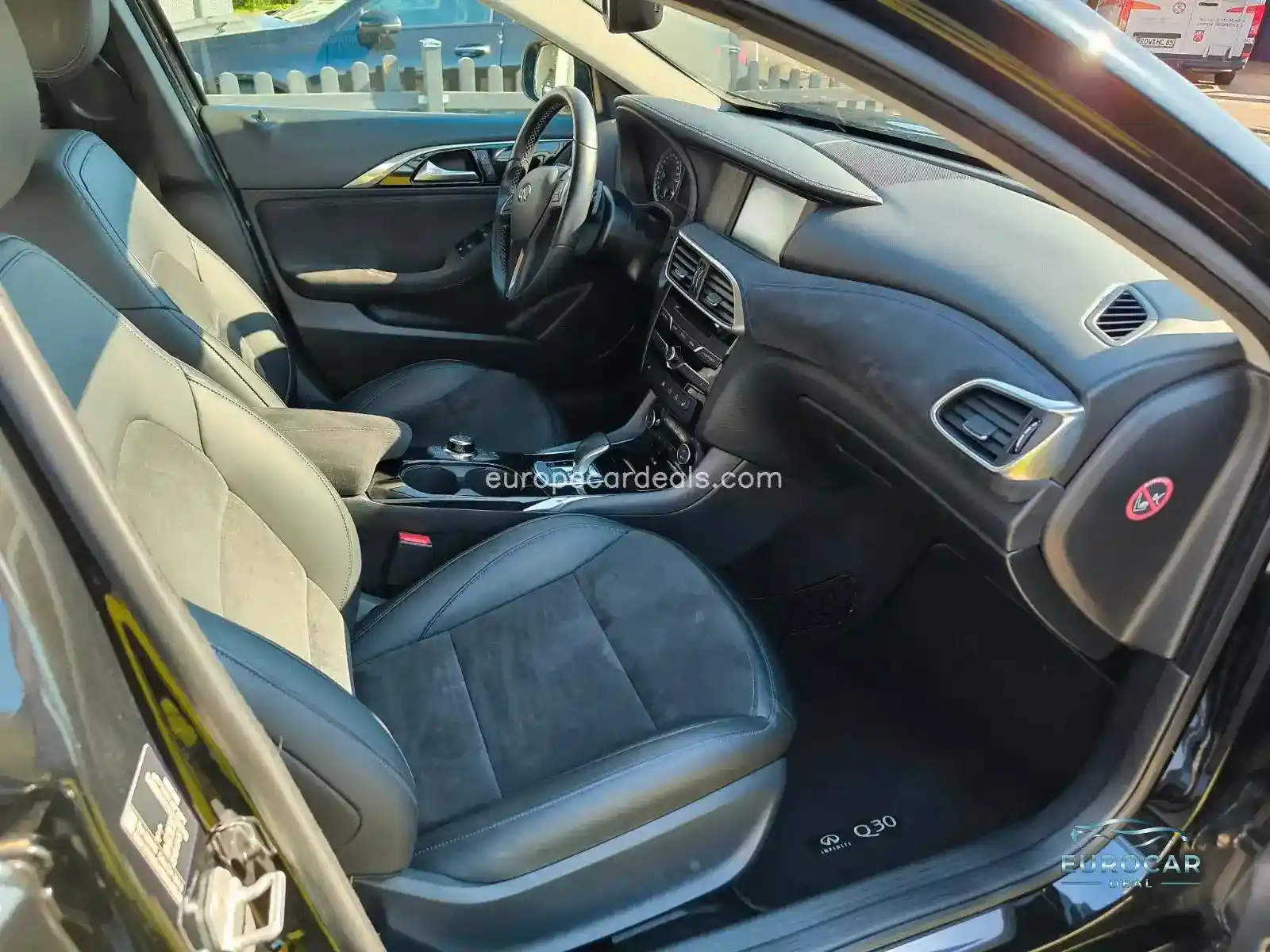 Infiniti Q30