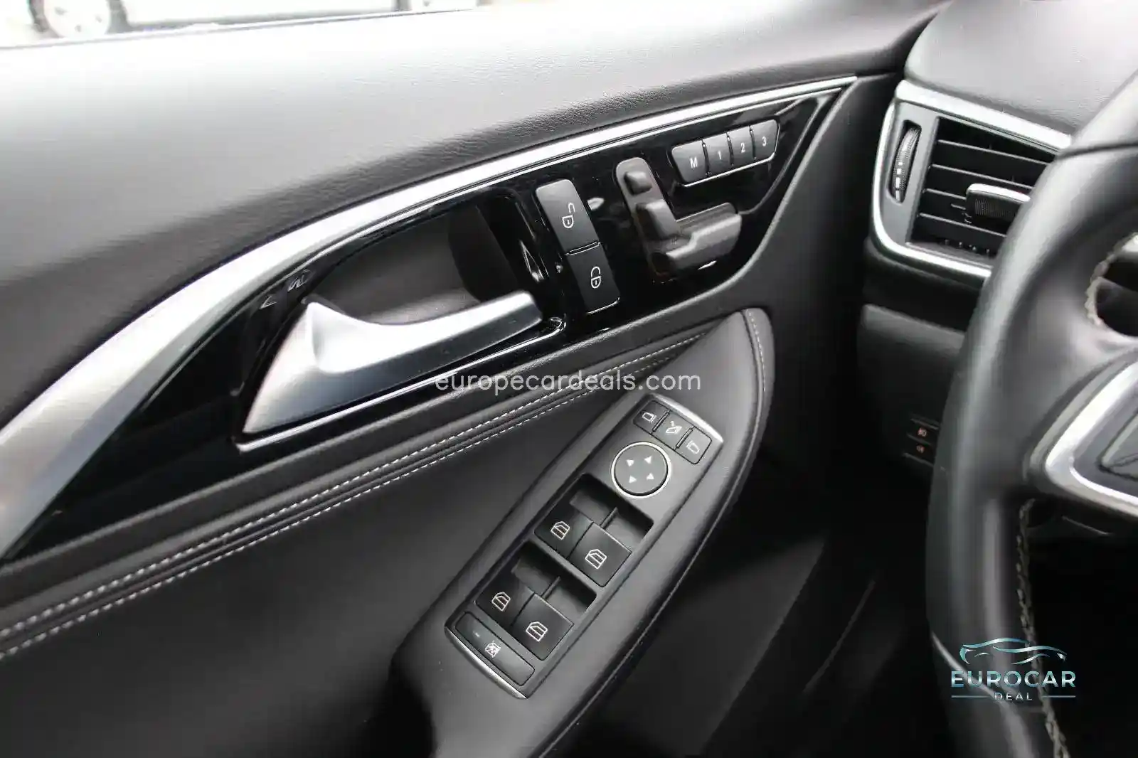 Infiniti Q30
