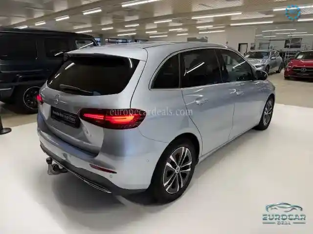Mercedes-Benz B 180