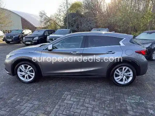 Infiniti Q30