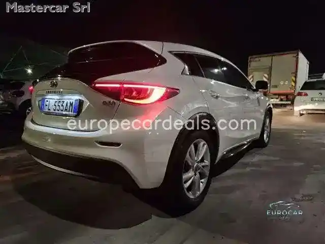 Infiniti Q30