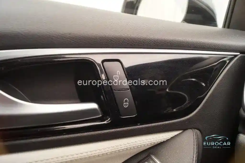 Infiniti Q30