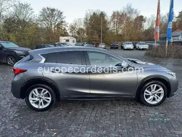 Infiniti Q30