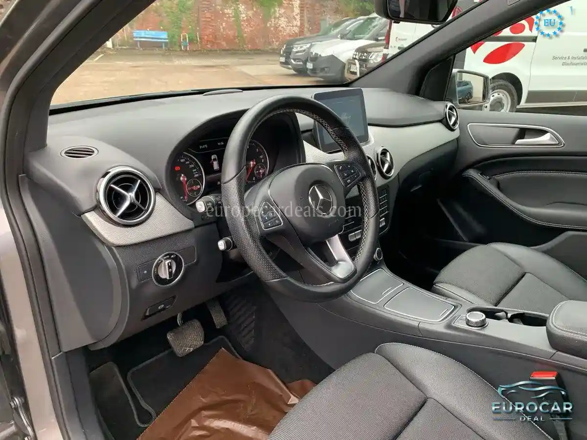 Mercedes-Benz B 180