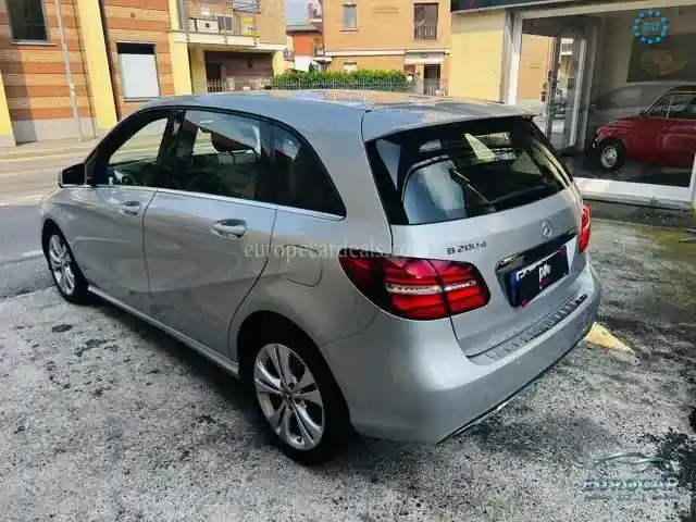 Mercedes-Benz B 200