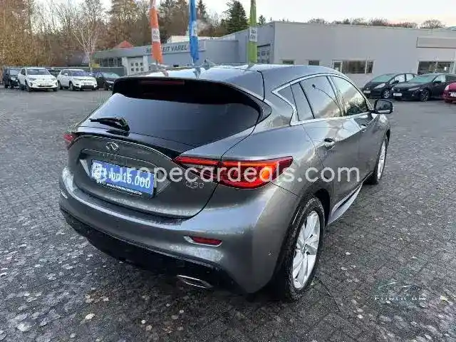 Infiniti Q30