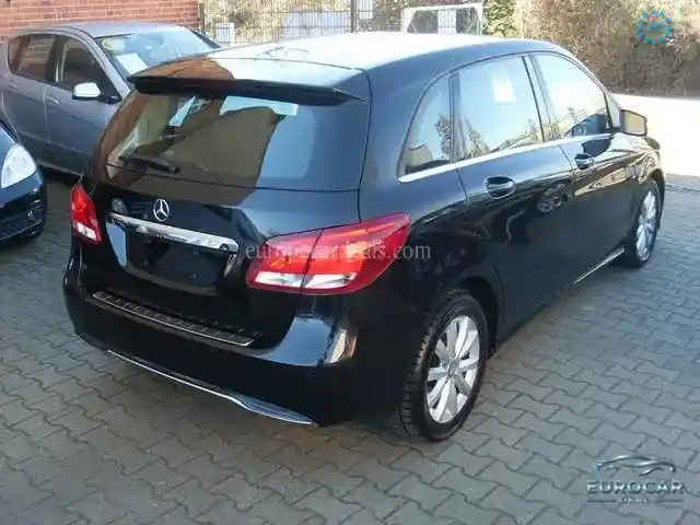 Mercedes-Benz B 180
