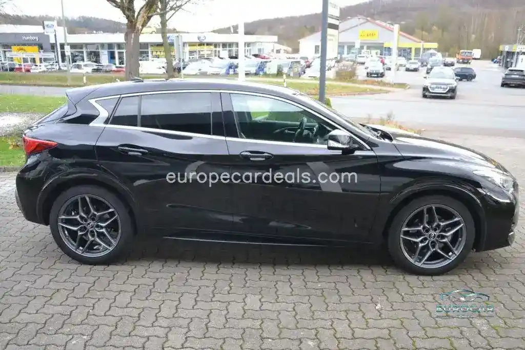 Infiniti Q30