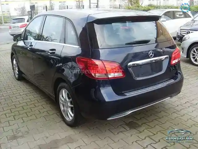Mercedes-Benz B 180
