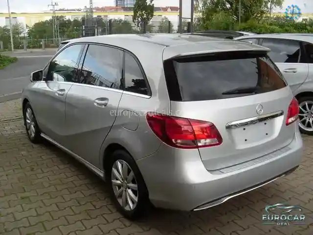 Mercedes-Benz B 180