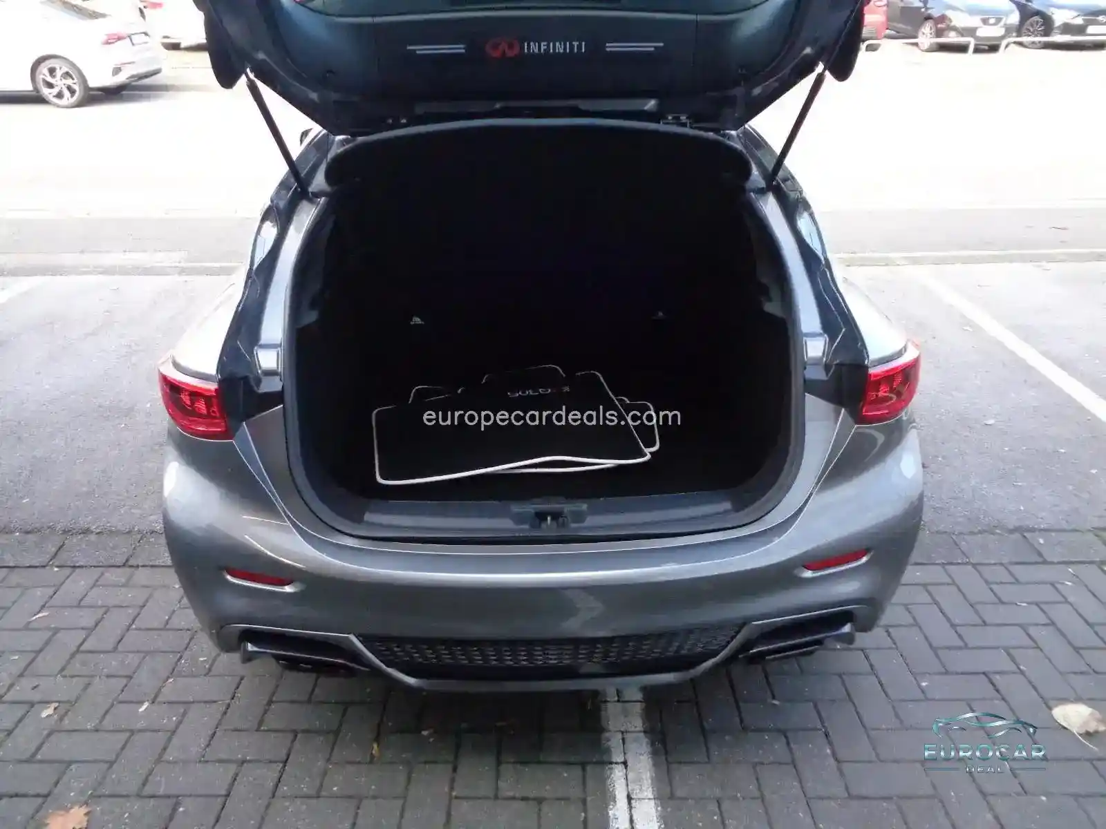 Infiniti Q30