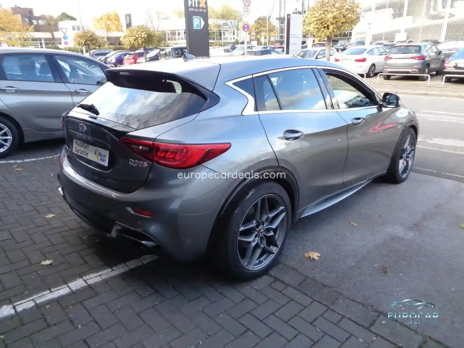 Infiniti Q30