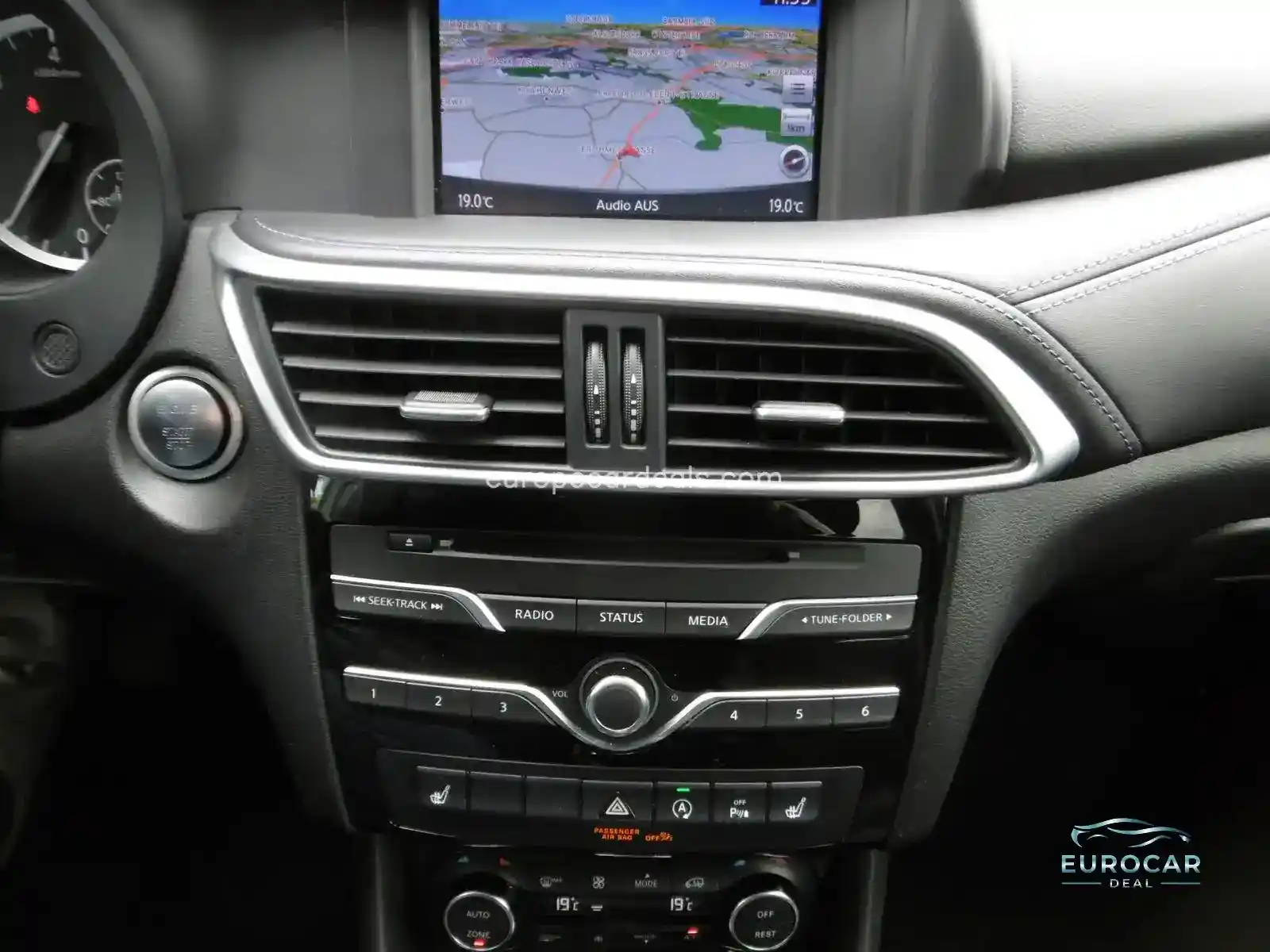 Infiniti Q30