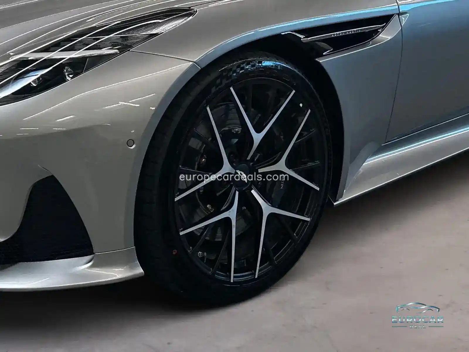 Aston Martin DB12