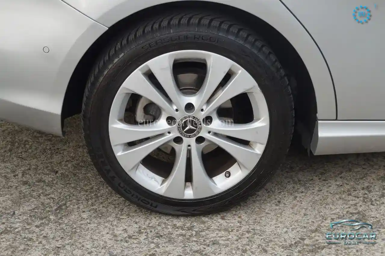 Mercedes-Benz B 180