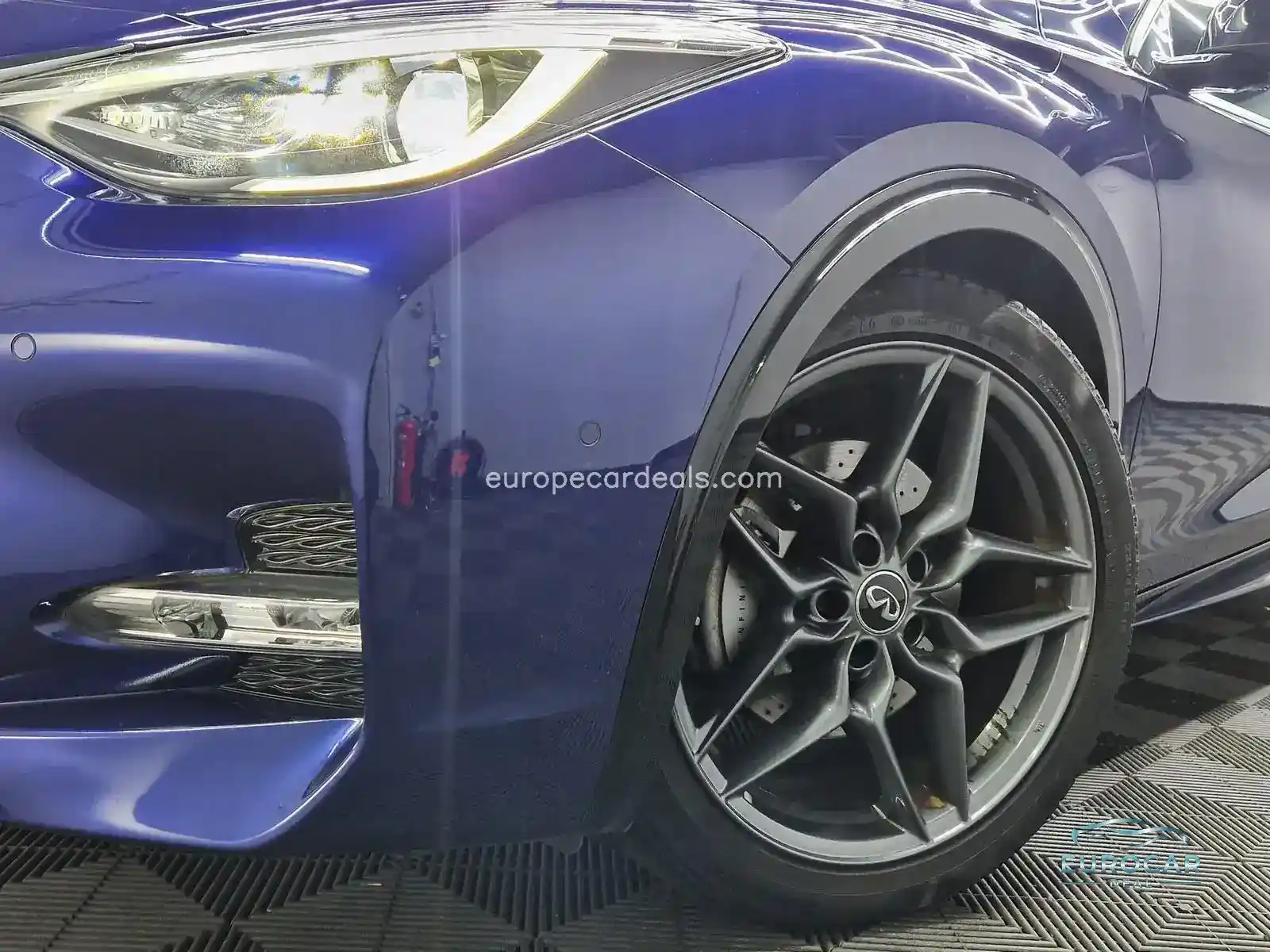 Infiniti Q30
