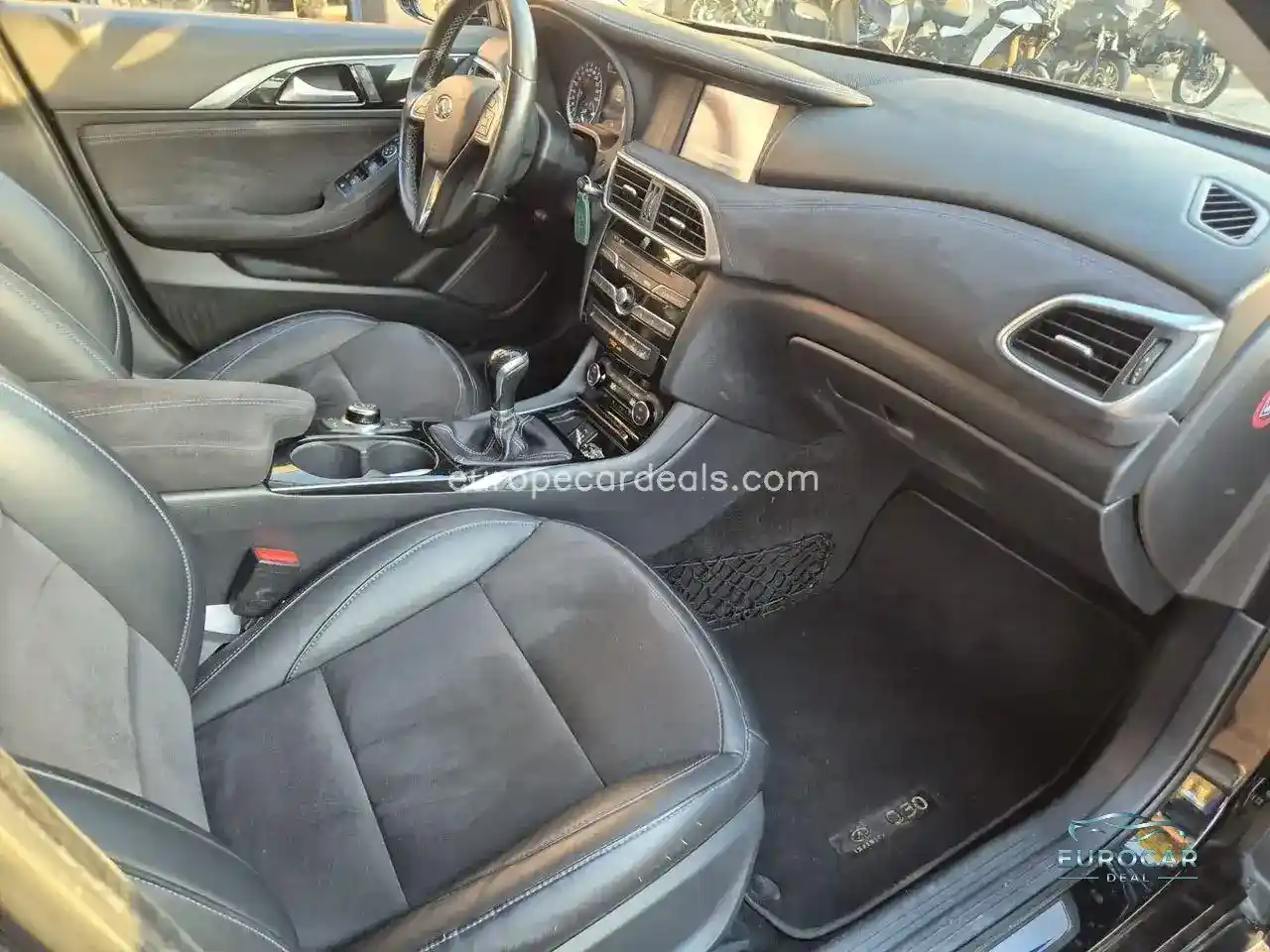 Infiniti Q30