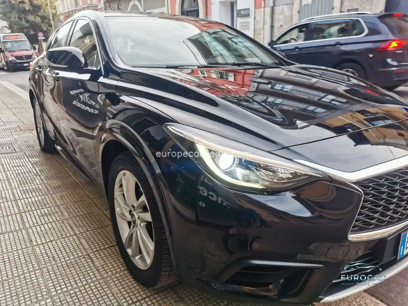 Infiniti Q30